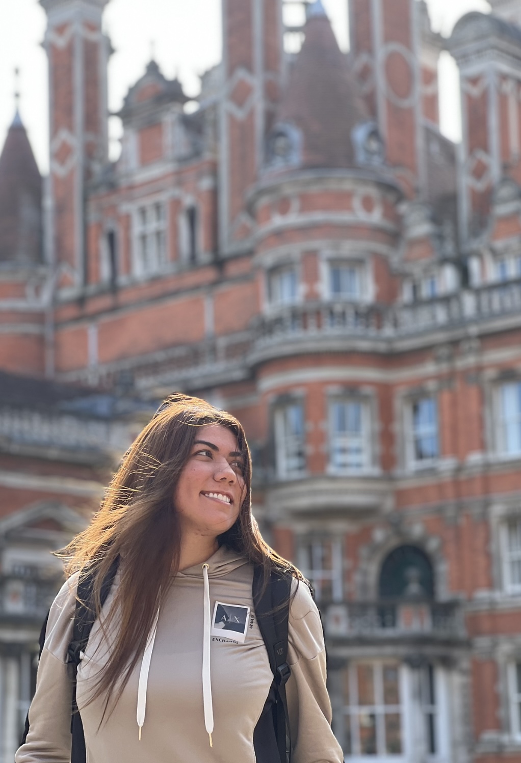 Carol Jiménez sonriendo en el campus de su universidad en Reino Unido