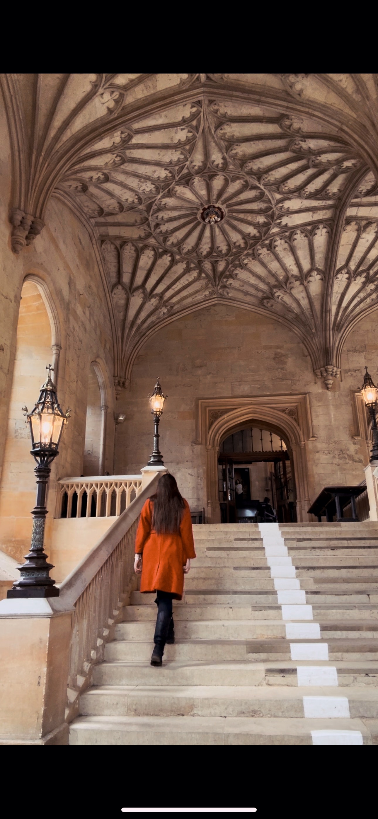Carol Jiménez subiendo la escalera de Christ Church, en Oxford