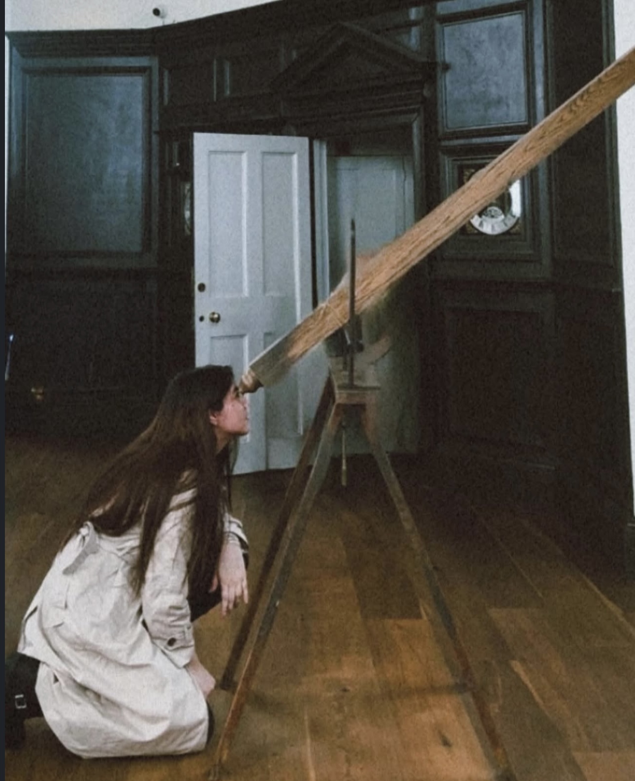 Carol Jiménez observando por un telescopio refractor histórico
