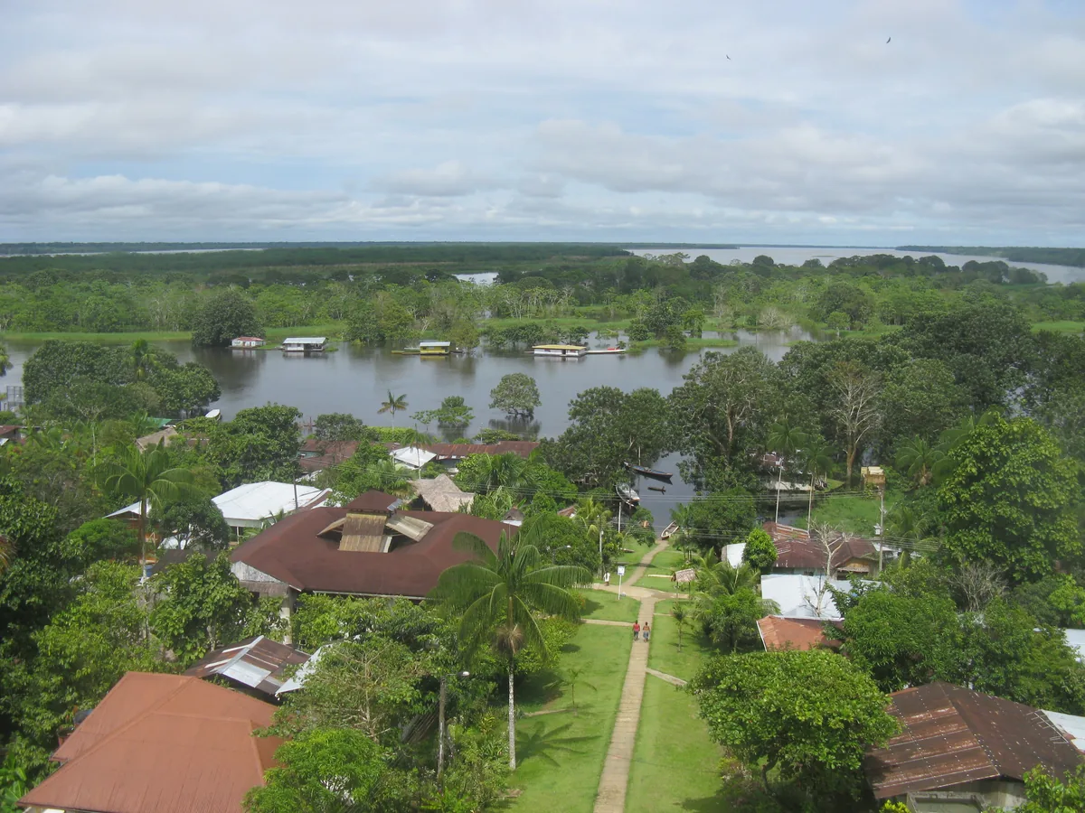 Vista de Puerto Nariño, sus casas, la vegetación y el Amazonas desde el mirador