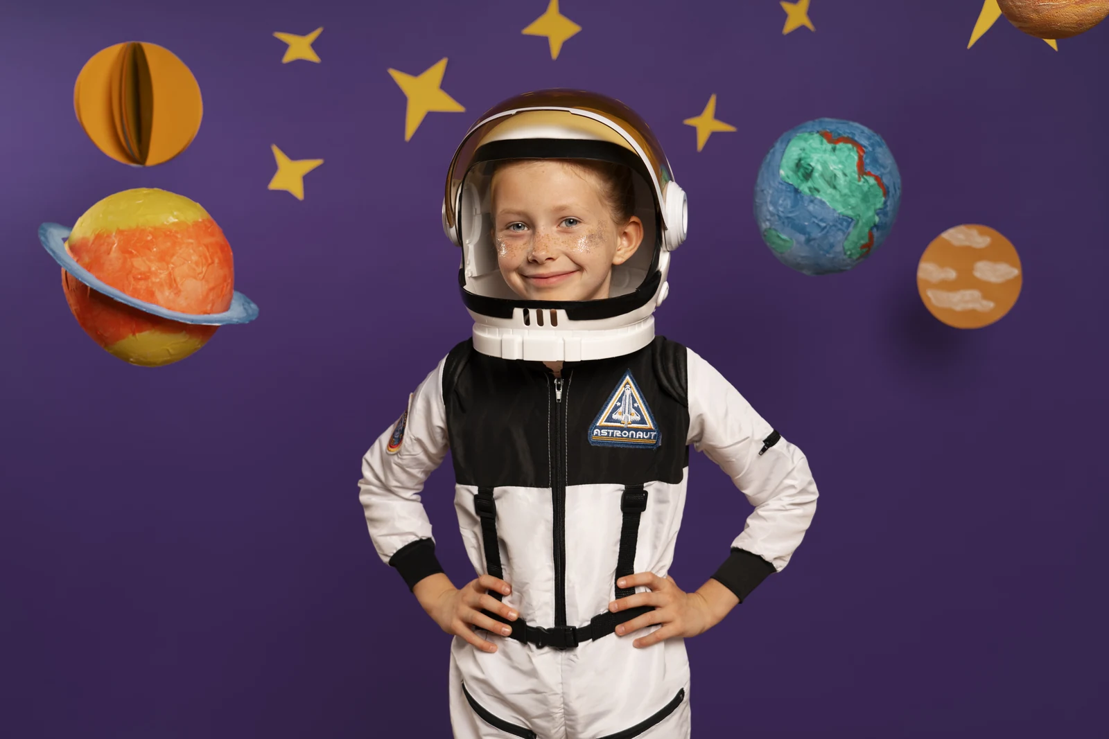 Imagen de un niño vestido de astronauta que ilustra la nota de Prensa Libre sobre la plataforma educativa para Artemis II