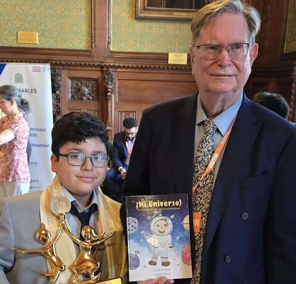David López con su medalla y su libro en la ceremonia de reconocimiento de niños prodigio en Londres