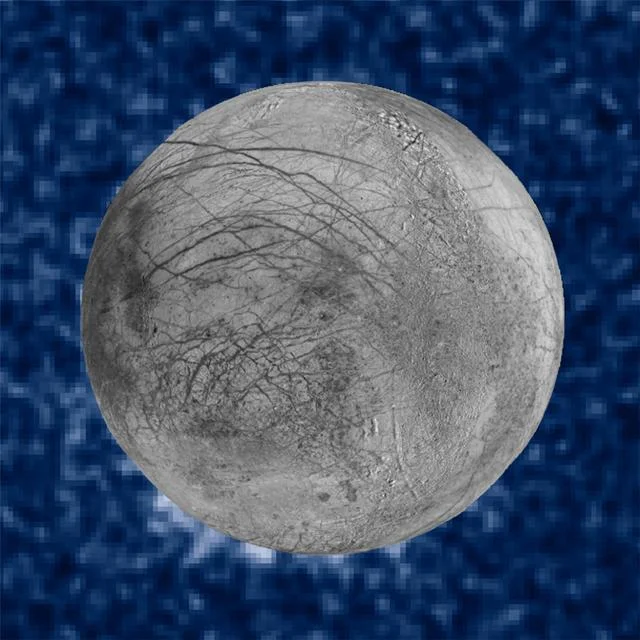 Europa, la luna helada de Júpiter, con penachos de vapor de agua saliendo de su superficie
