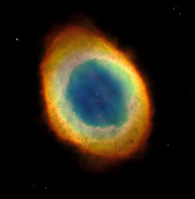 Una nebulosa planetaria: sus colores son átomos emitiendo luz, física cuántica a escala de años luz