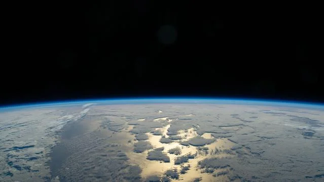 La delgada atmósfera de la Tierra sobre el océano Pacífico, vista desde la Estación Espacial